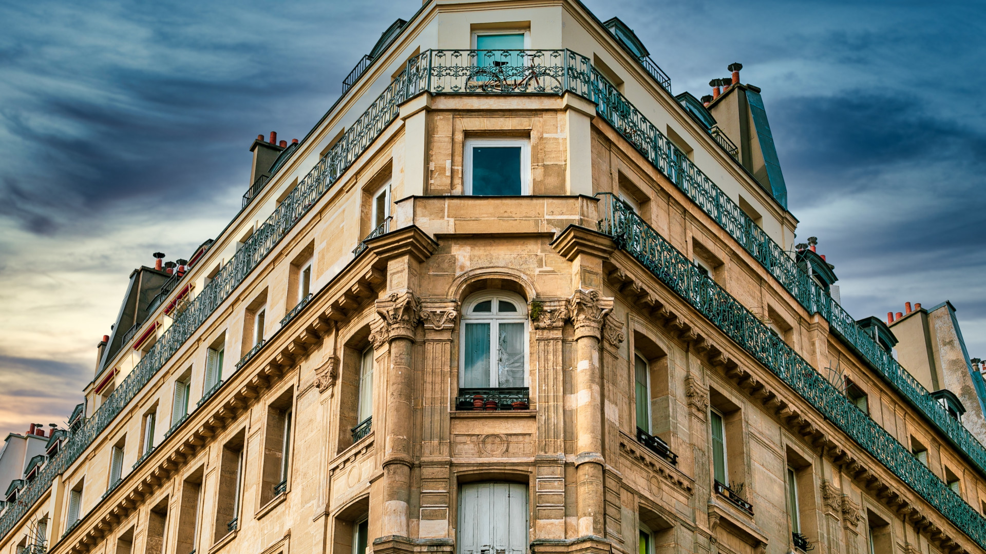 Après une journée de visites à Paris, profitez d’un hôtel avec piscine pour une détente totale !